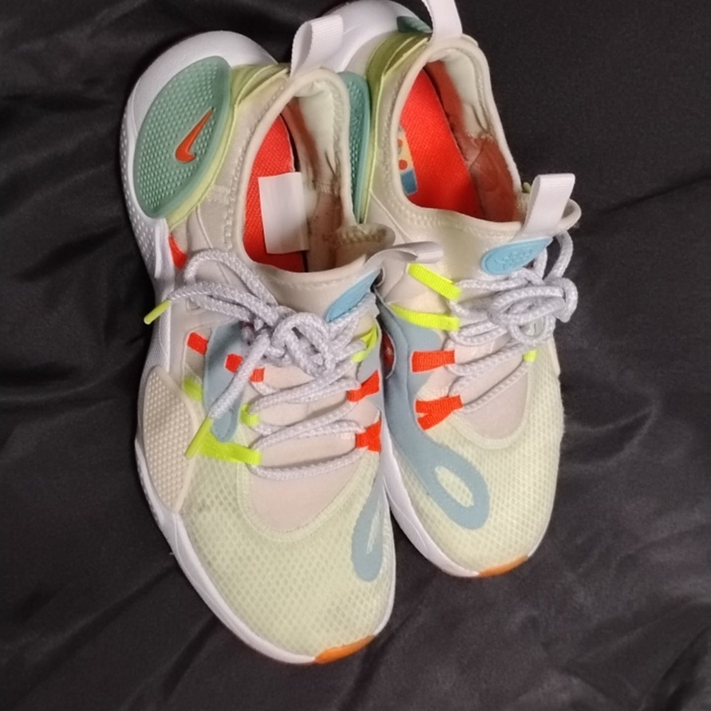 Stylish Women's Athletic Shoes in Cream and Blue - Picture 3 of 16